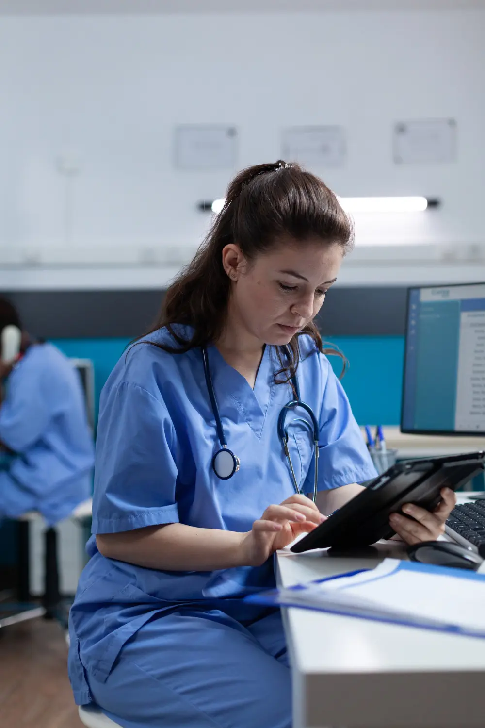 enfermera farmaceutica mirando tablet pc analizando experiencia enfermedad
